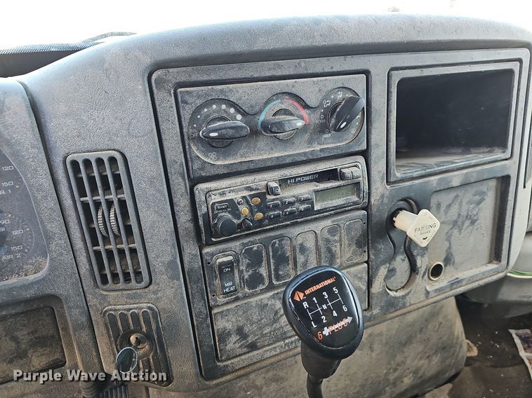 image for item EJ5913 2004 International 4400 feed delivery truck