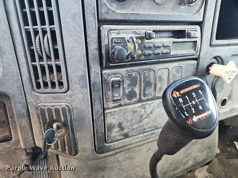 image for item EJ5913 2004 International 4400 feed delivery truck