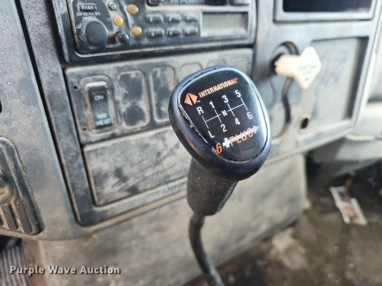 image for item EJ5913 2004 International 4400 feed delivery truck