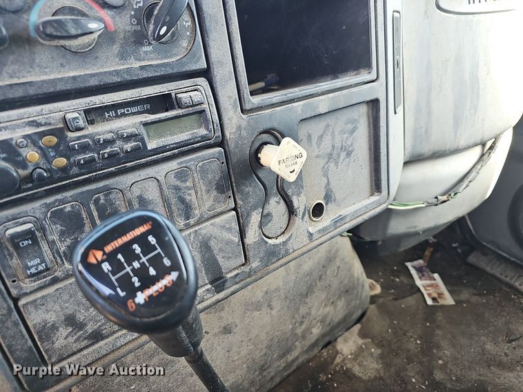 image for item EJ5913 2004 International 4400 feed delivery truck