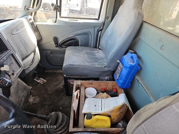 image for item EJ5913 2004 International 4400 feed delivery truck