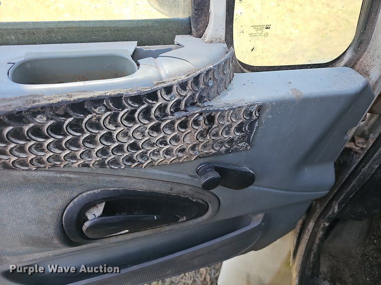 image for item EJ5913 2004 International 4400 feed delivery truck