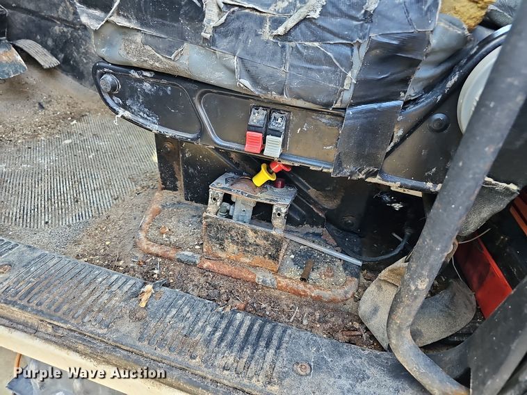 image for item EJ5913 2004 International 4400 feed delivery truck