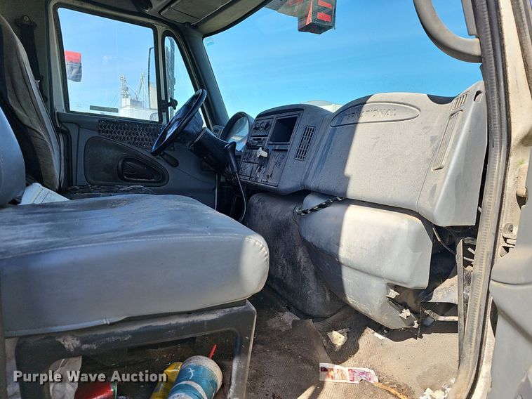 image for item EJ5913 2004 International 4400 feed delivery truck