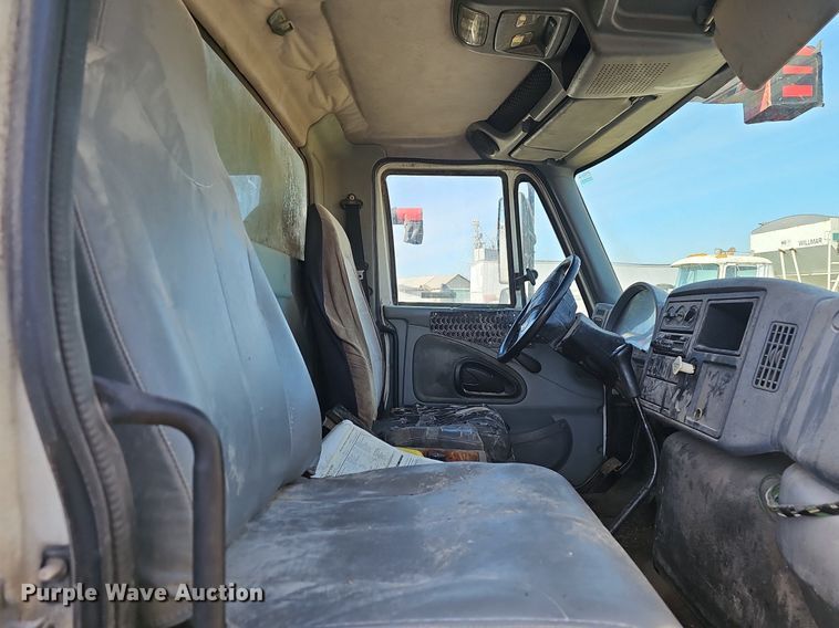 image for item EJ5913 2004 International 4400 feed delivery truck