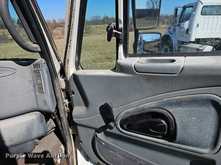 image for item EJ5913 2004 International 4400 feed delivery truck