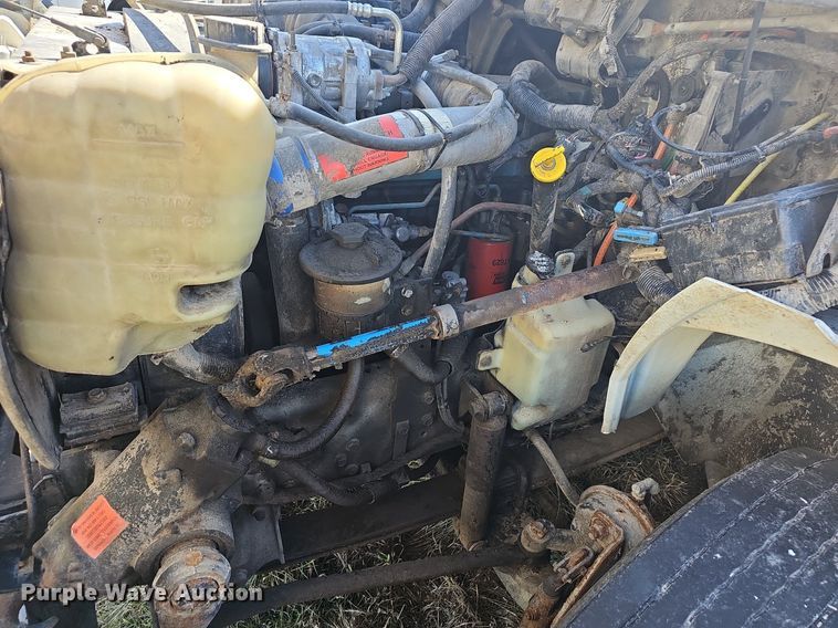 image for item EJ5913 2004 International 4400 feed delivery truck