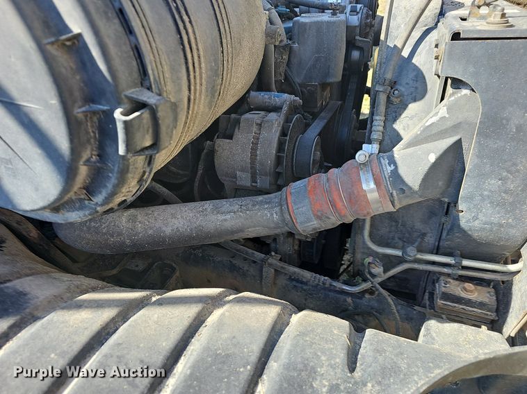 image for item EJ5913 2004 International 4400 feed delivery truck