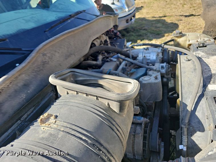 image for item EJ5913 2004 International 4400 feed delivery truck