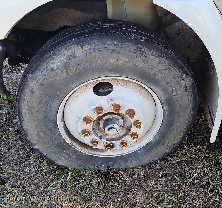 image for item EJ5913 2004 International 4400 feed delivery truck