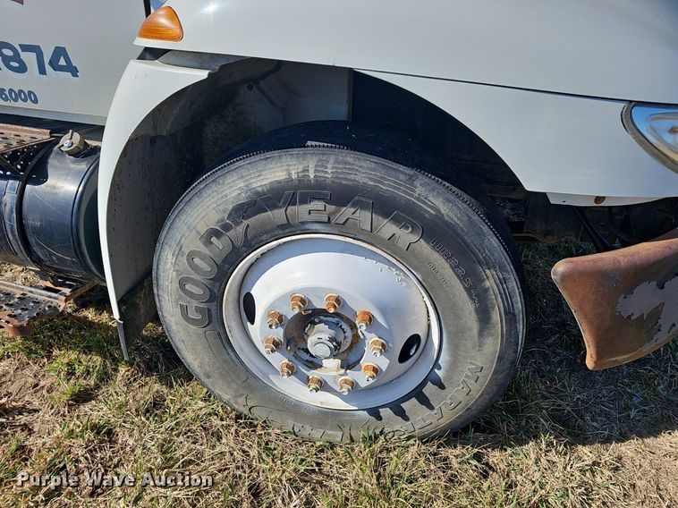 image for item EJ5913 2004 International 4400 feed delivery truck