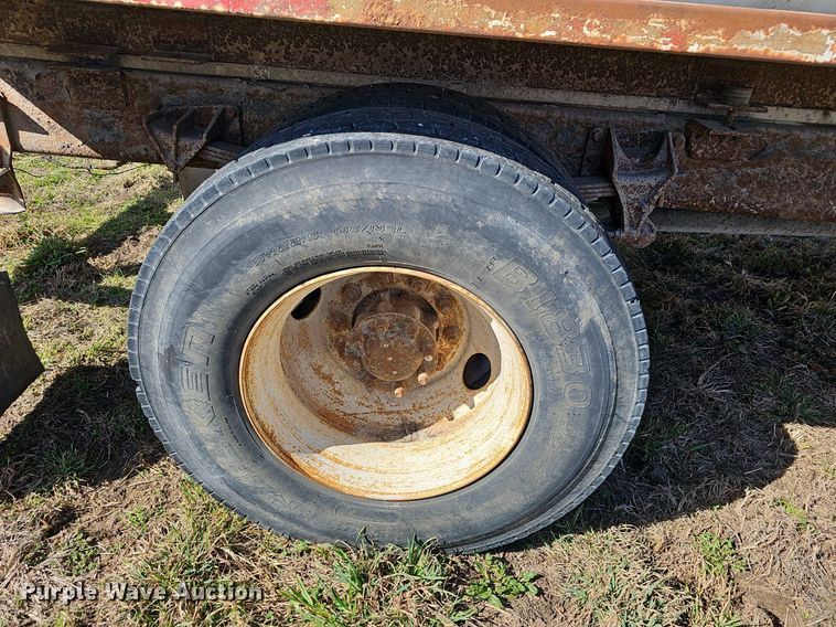 image for item EJ5913 2004 International 4400 feed delivery truck