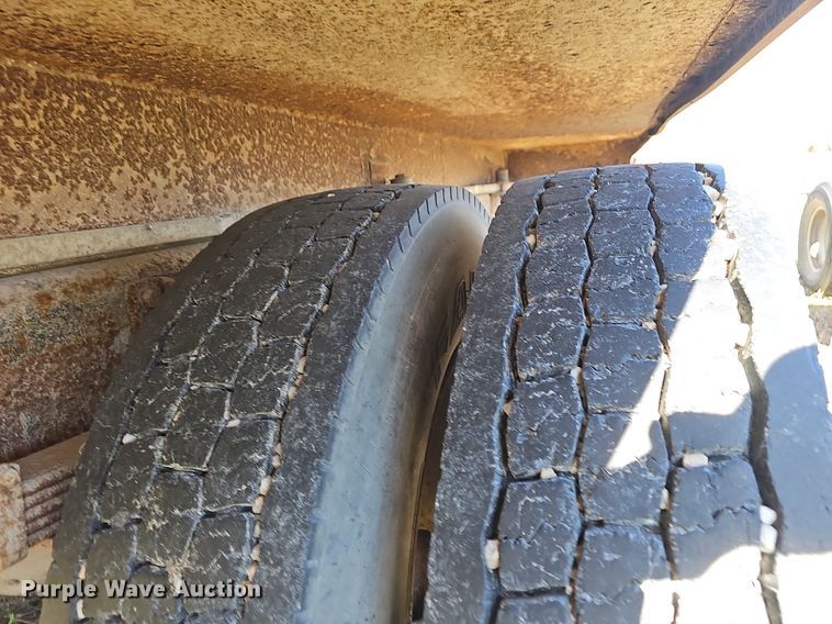 image for item EJ5913 2004 International 4400 feed delivery truck