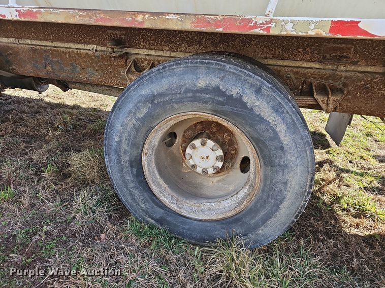 image for item EJ5913 2004 International 4400 feed delivery truck