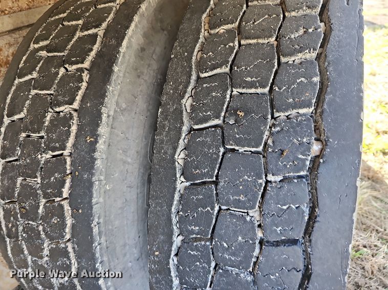 image for item EJ5913 2004 International 4400 feed delivery truck