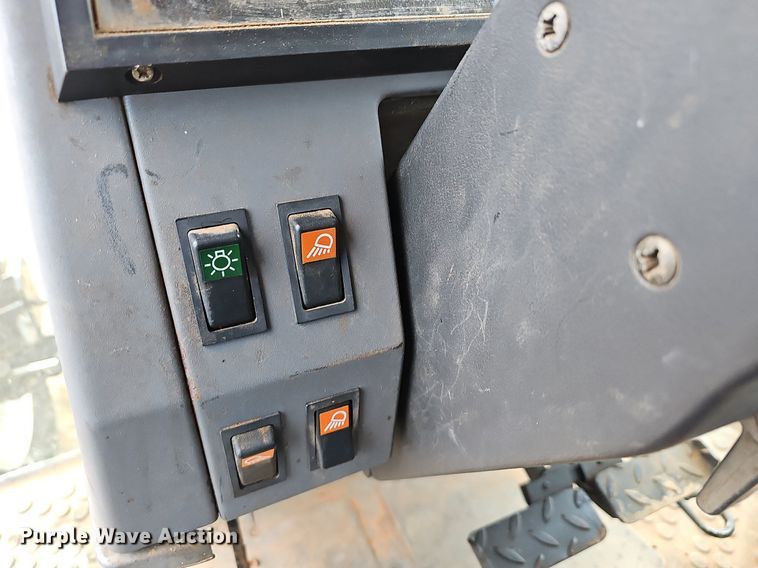 image for item EJ5940 1997 New Hollard 7740 SLE MFWD tractor