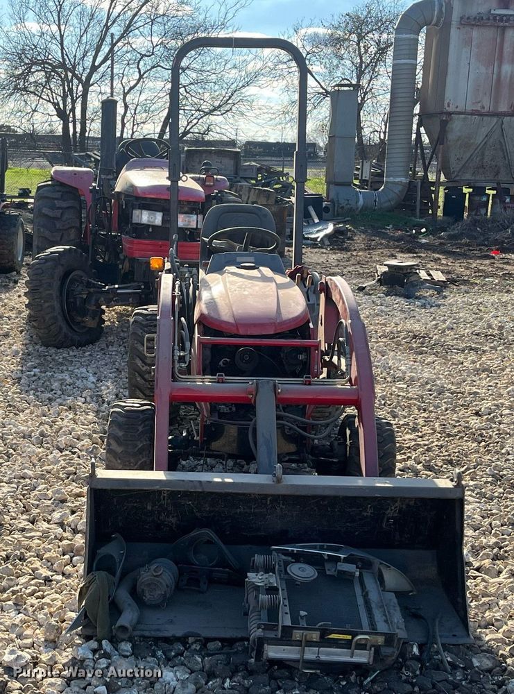 image for item JS9989 Mahindra  MFWD tractor