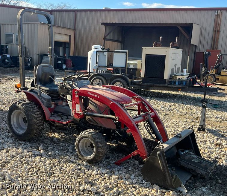 image for item JS9989 Mahindra  MFWD tractor