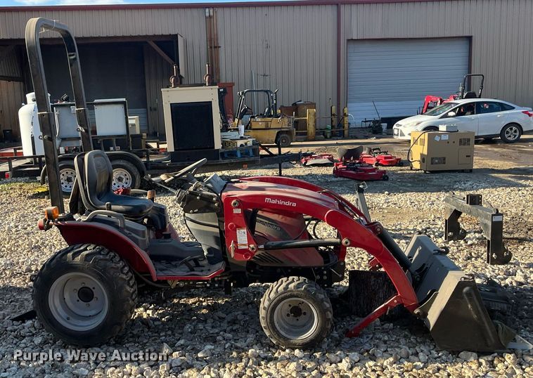 image for item JS9989 Mahindra  MFWD tractor