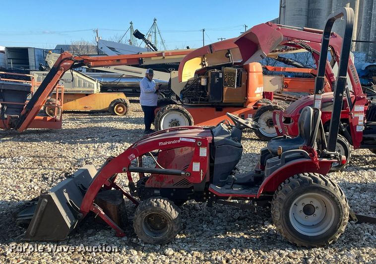 image for item JS9989 Mahindra  MFWD tractor