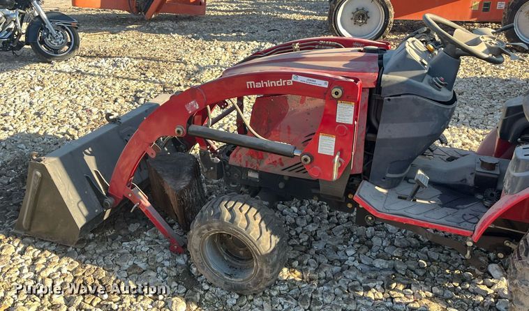 image for item JS9989 Mahindra  MFWD tractor