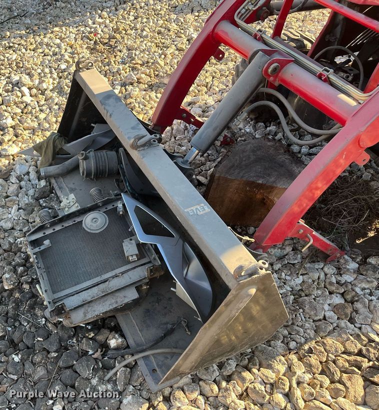 image for item JS9989 Mahindra  MFWD tractor