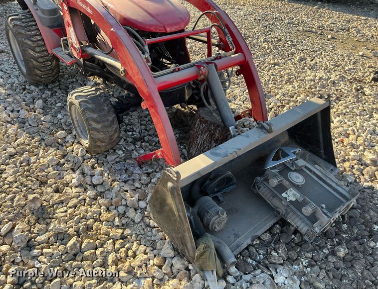 image for item JS9989 Mahindra  MFWD tractor