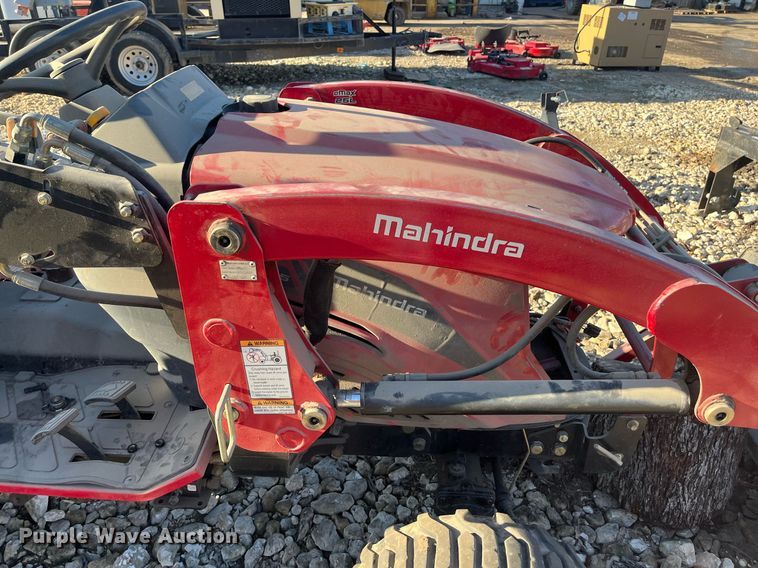image for item JS9989 Mahindra  MFWD tractor