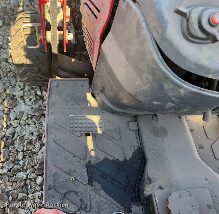 image for item JS9989 Mahindra  MFWD tractor