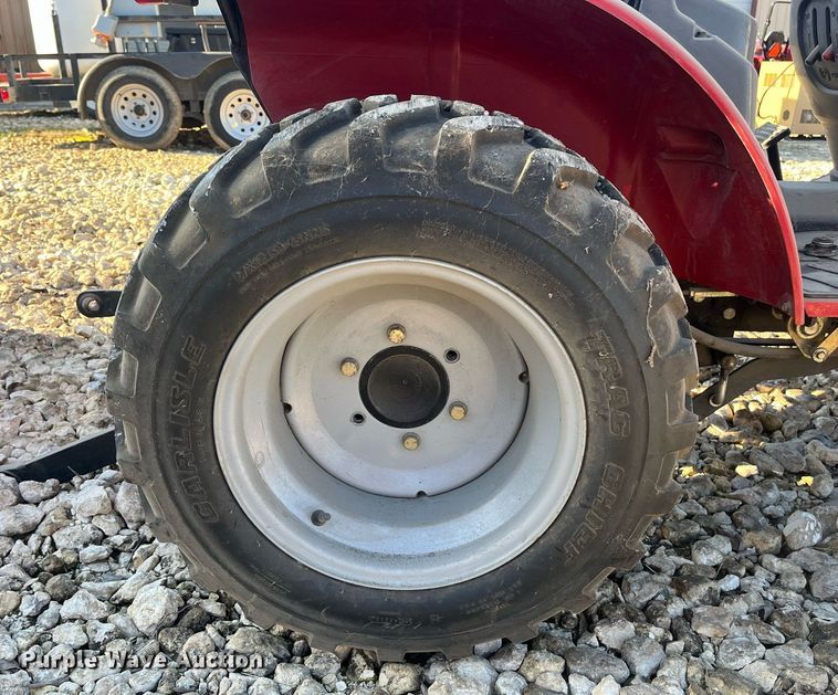 image for item JS9989 Mahindra  MFWD tractor