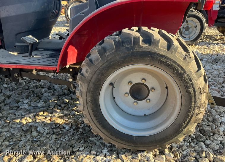 image for item JS9989 Mahindra  MFWD tractor