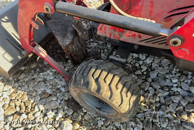 image for item JS9989 Mahindra  MFWD tractor