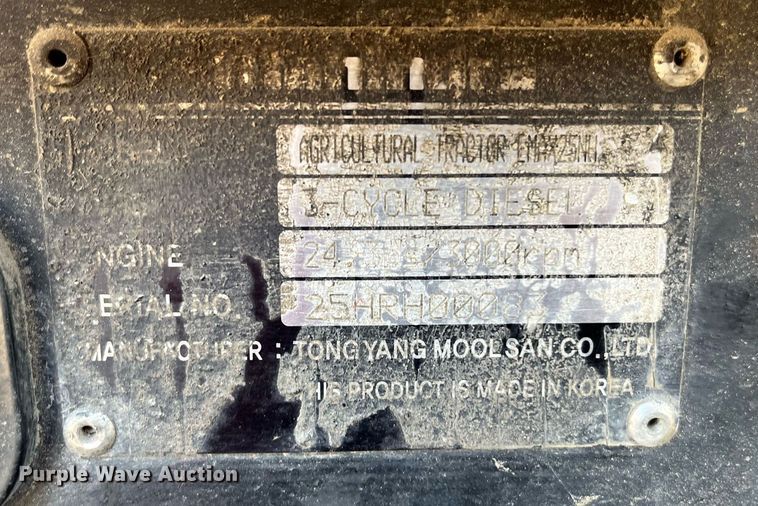 image for item JS9989 Mahindra  MFWD tractor