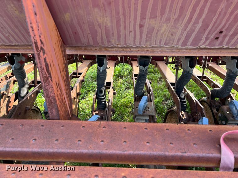 image for item KV9799 International 5100 grain drill