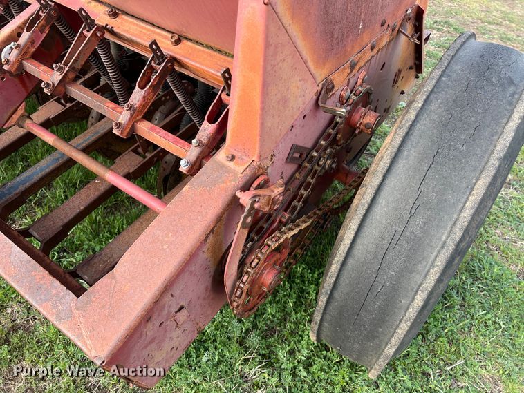 image for item KV9799 International 5100 grain drill