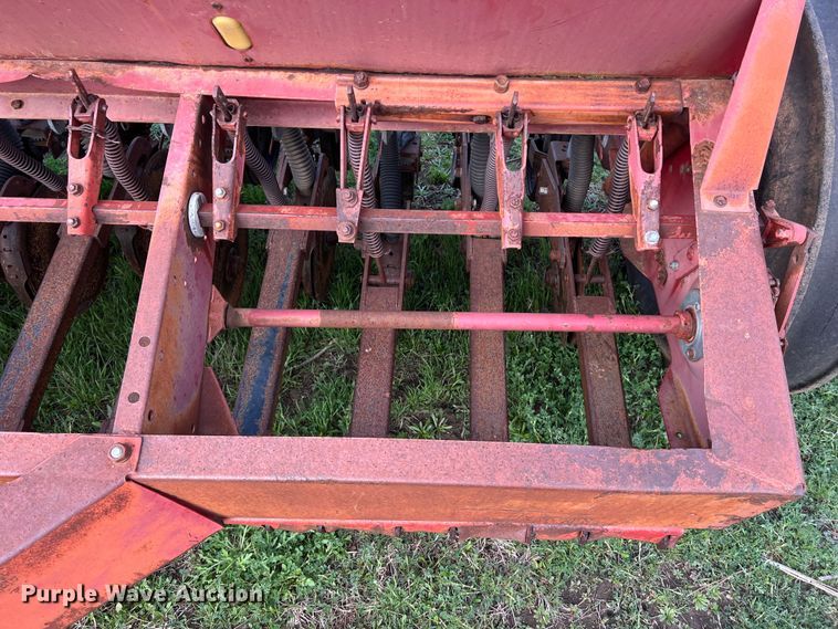 image for item KV9799 International 5100 grain drill