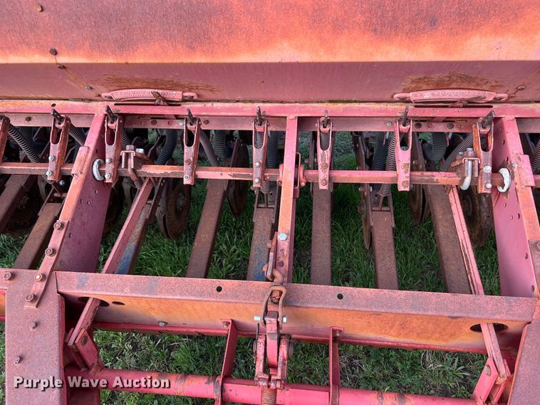 image for item KV9799 International 5100 grain drill