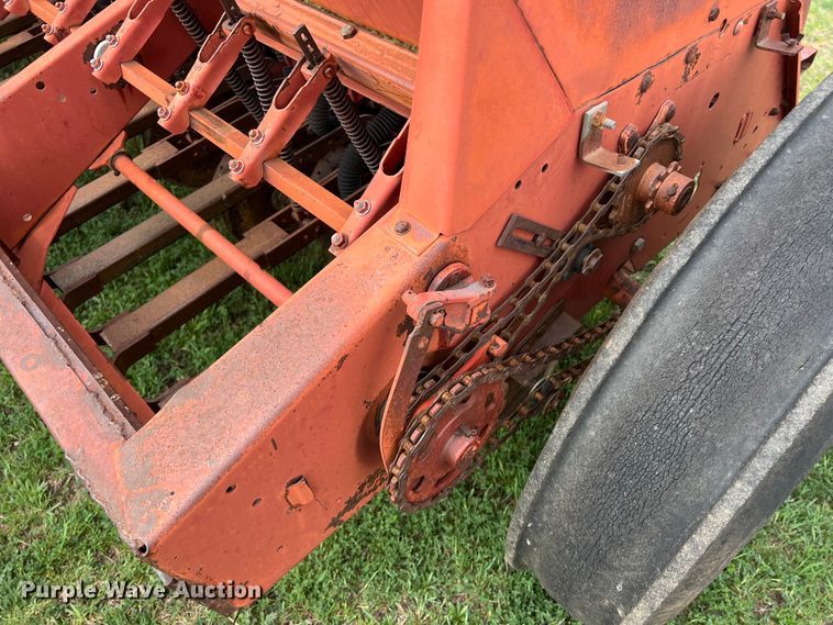 image for item KV9800 International 5100 grain drill