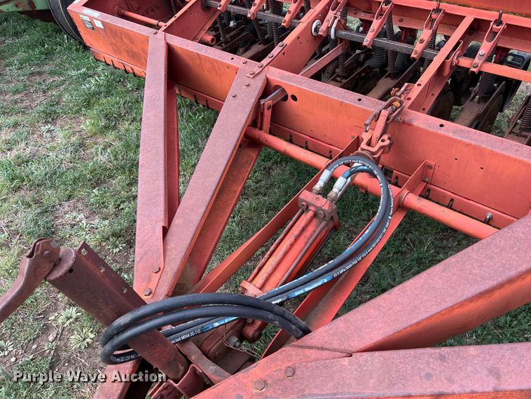 image for item KV9800 International 5100 grain drill