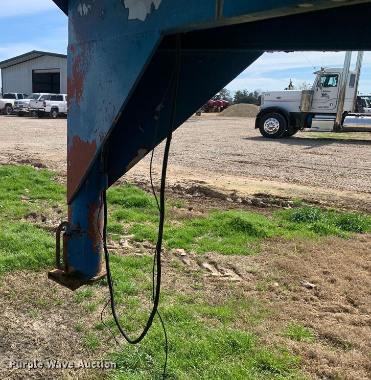 image for item KX9849 1983 WW Trailer livestock trailer