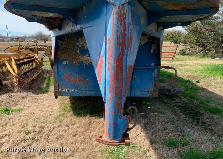 image for item KX9849 1983 WW Trailer livestock trailer