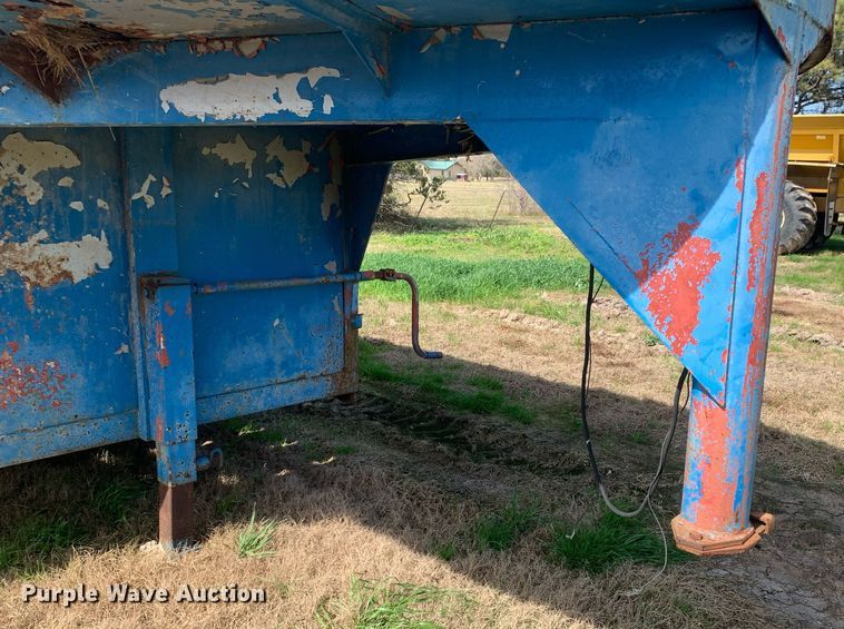 image for item KX9849 1983 WW Trailer livestock trailer