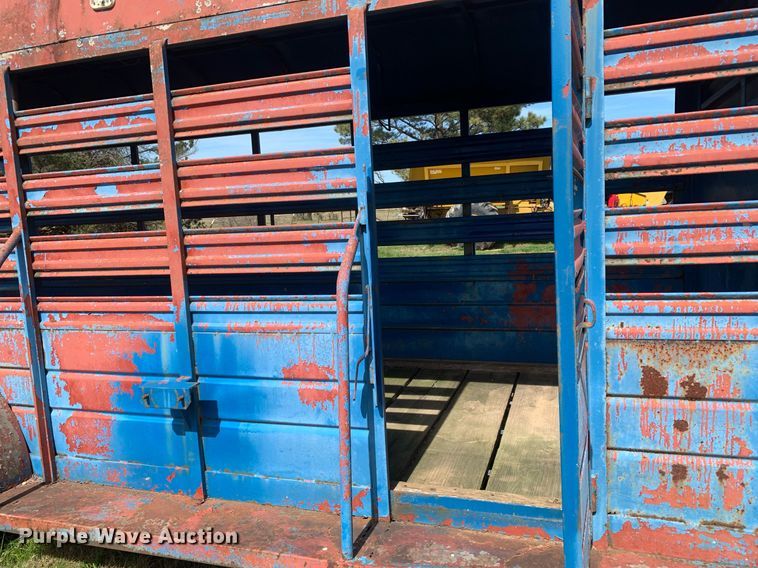 image for item KX9849 1983 WW Trailer livestock trailer