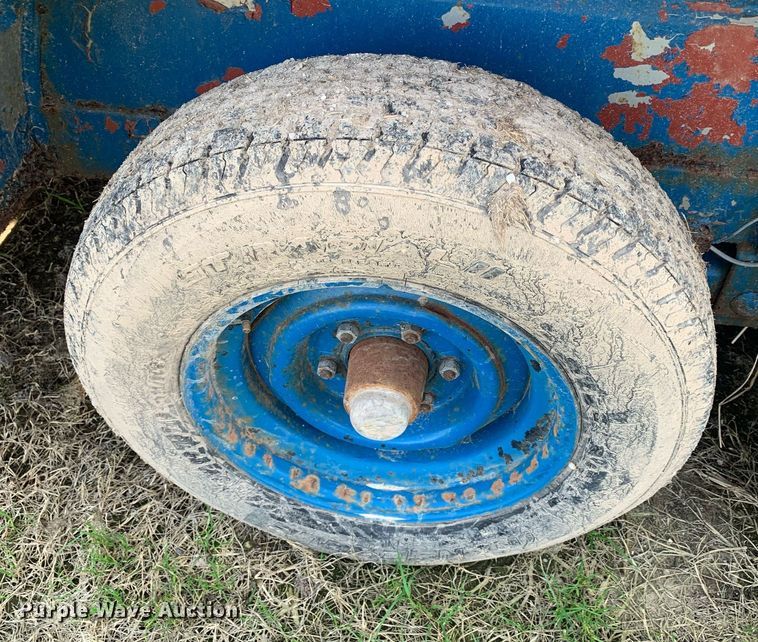 image for item KX9849 1983 WW Trailer livestock trailer