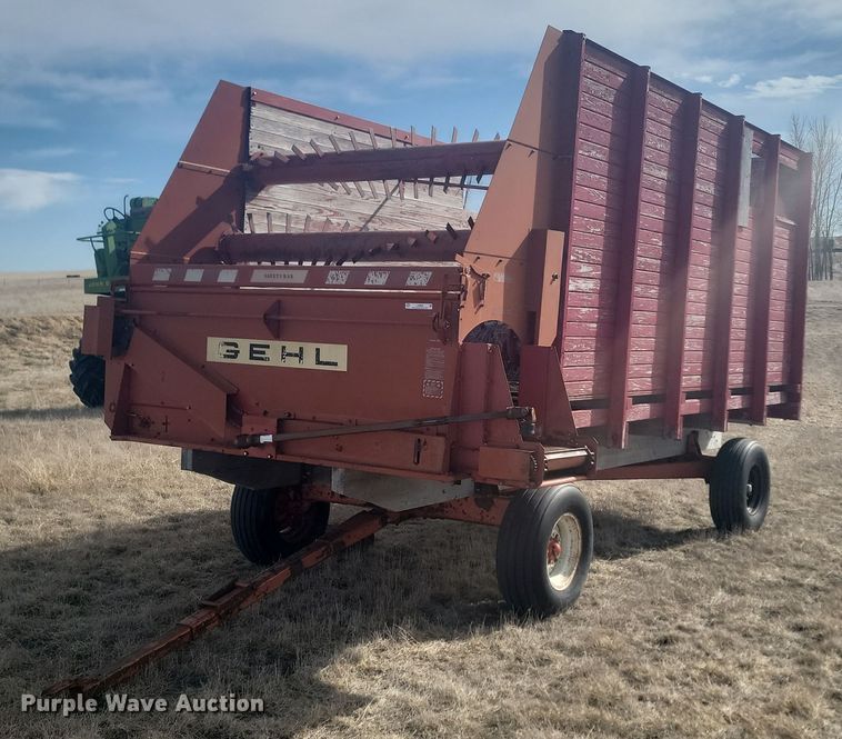 image for item LA9689 Gehl BU910 silage wagon