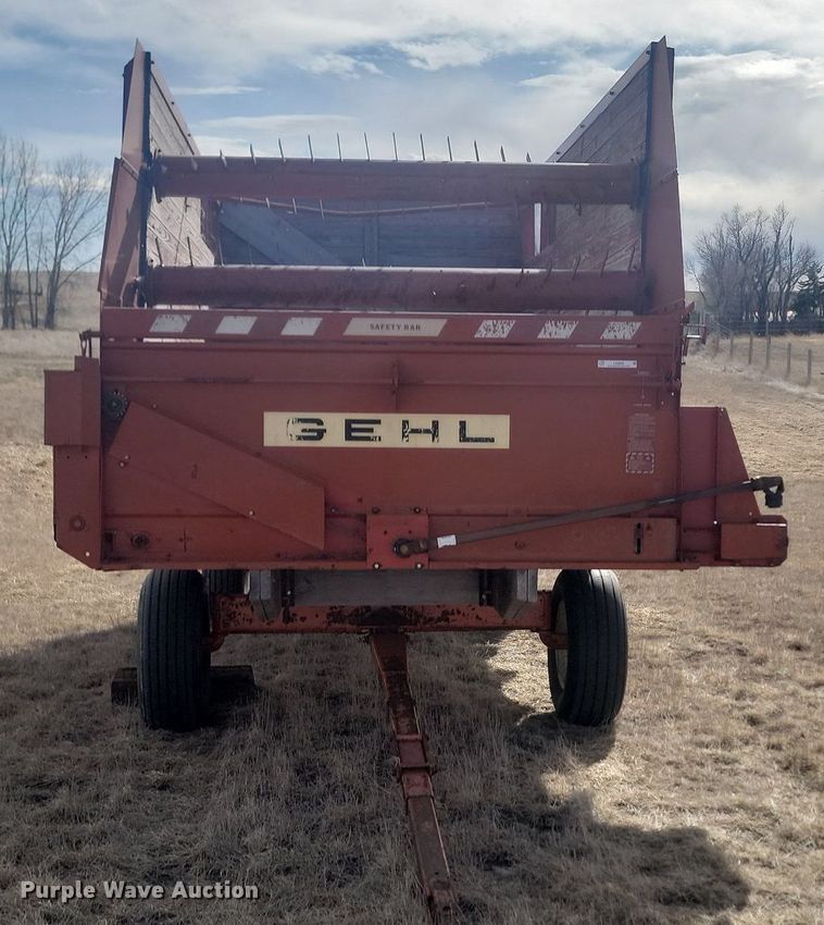 image for item LA9689 Gehl BU910 silage wagon