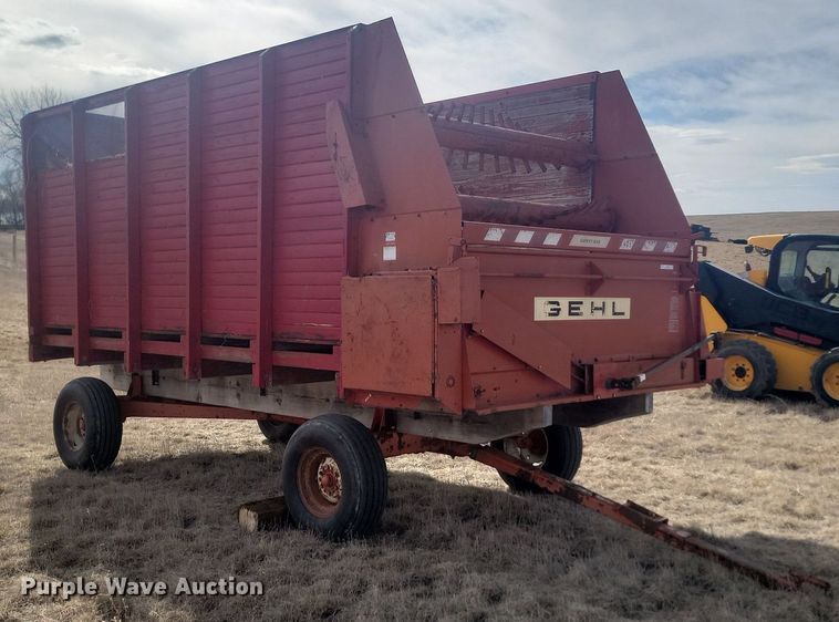 image for item LA9689 Gehl BU910 silage wagon