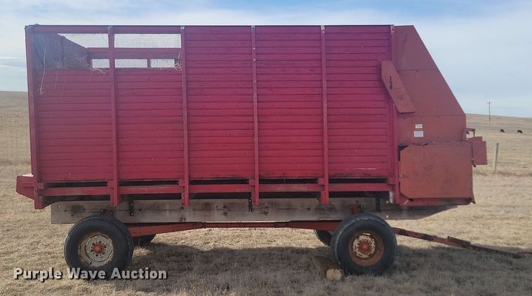 image for item LA9689 Gehl BU910 silage wagon