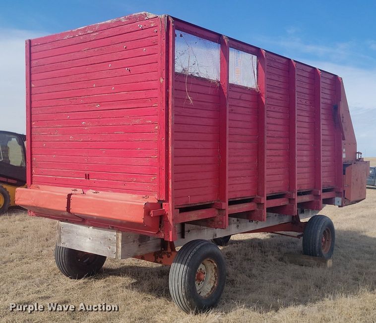 image for item LA9689 Gehl BU910 silage wagon