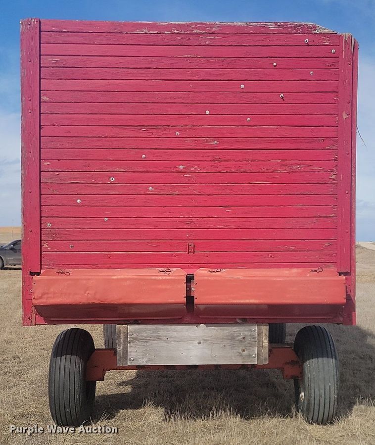 image for item LA9689 Gehl BU910 silage wagon